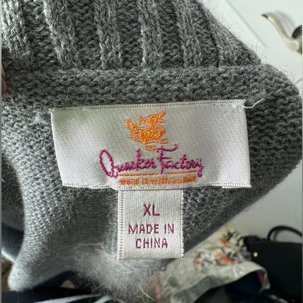 Quacker Factory Gray Snowflake Zip-Up Sweater Ves… - image 4